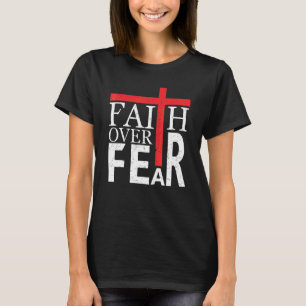Camiseta Fé sobre o medo da Cruz Cristã de Bandeira America