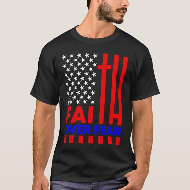 Camiseta Fé Sobre o Medo da Cruz Cristã Religiosa Americana (Frente)