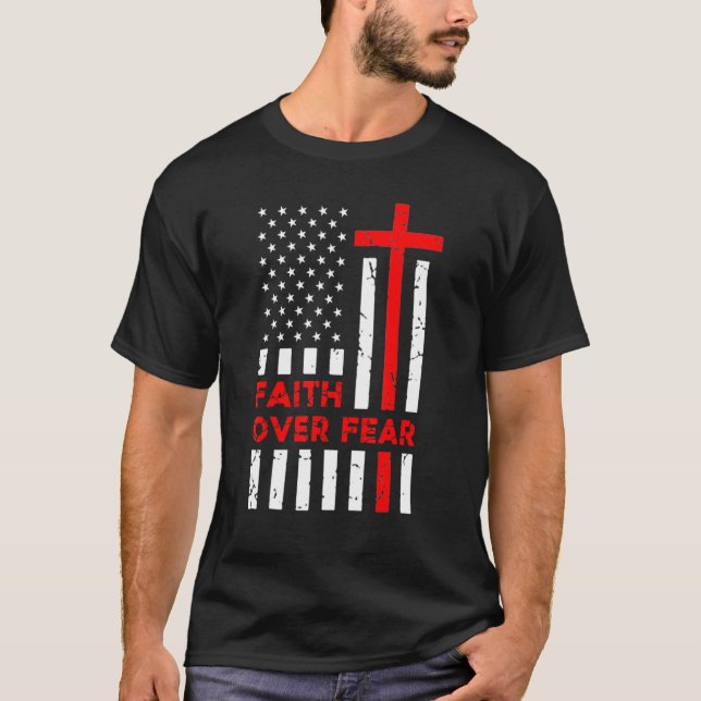 Camiseta Fé sobre o medo da religião cristã na bandeira ame (Frente)