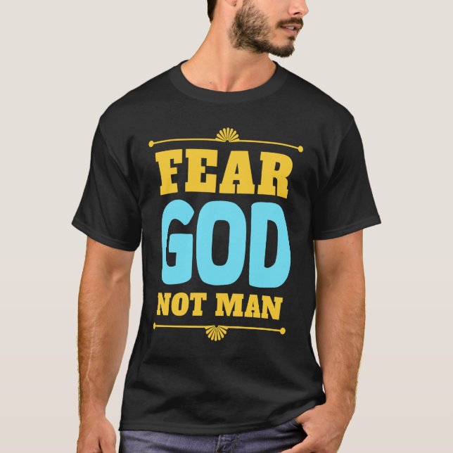 Camiseta Fear God Not Man Inspirational Christian Faith (Frente)