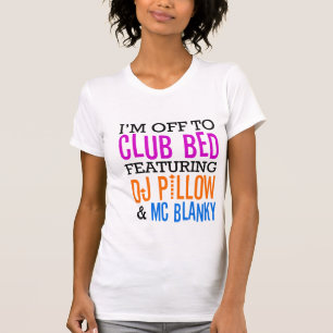 Camiseta Feat do Clube Bed. Travesseiro Dj e MC em branco