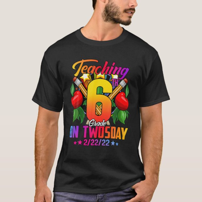 Camiseta February 2Nd 2022 Teaching 6Th Grade On Twosday Gi (Frente)