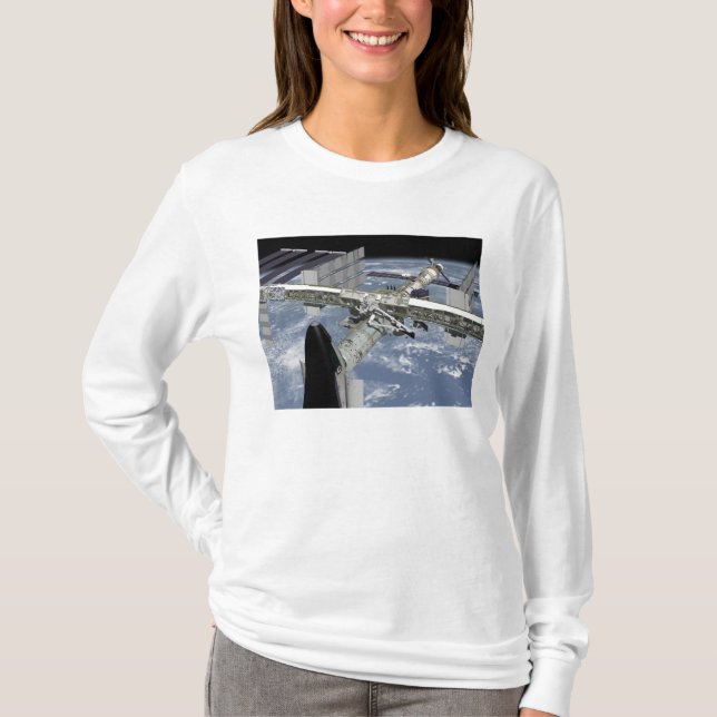 Camiseta Fechar a vista do Shuttle ancorado (Frente)