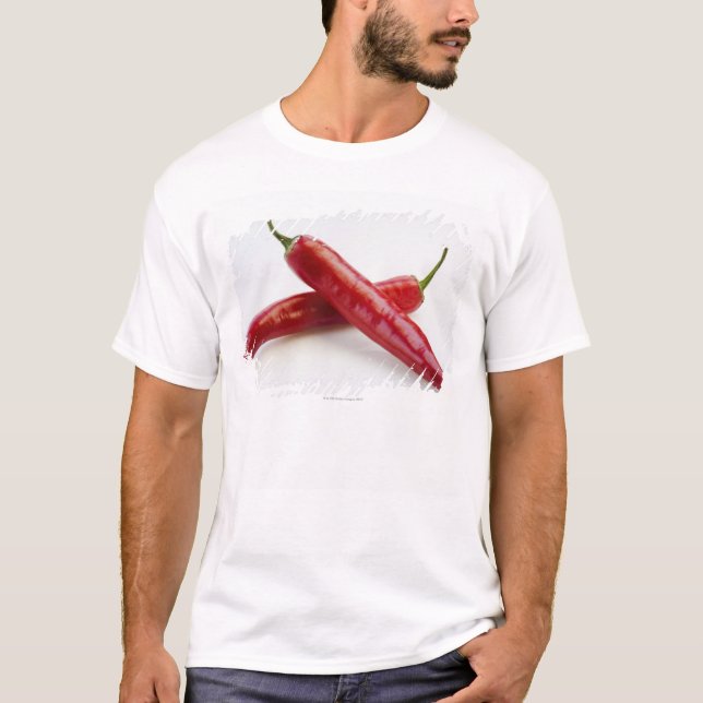 Camiseta Feche acima das pimentas de pimentão vermelho no (Frente)