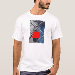 Camiseta Fecho de coração vermelho na cerca