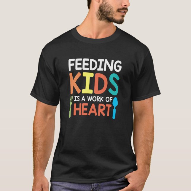 Camiseta Feeding Kids Is A Work Of Heart Lunch Lady Cafeter (Frente)