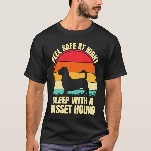 Camiseta Feel Safe at Night Sleep With a Basset Hound (Frente)