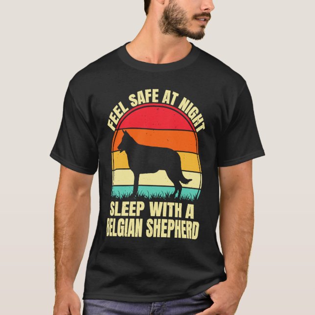 Camiseta Feel Safe at Night Sleep With a Belgian Shepherd (Frente)