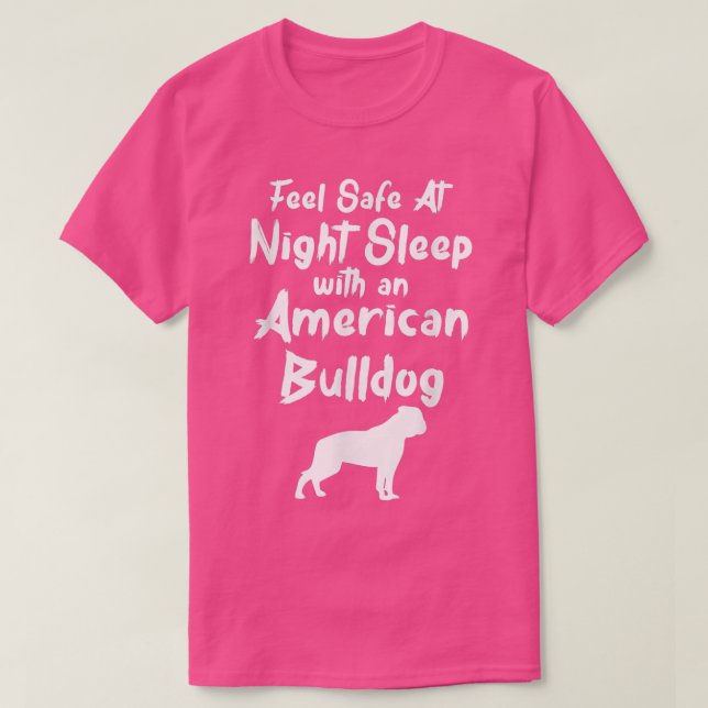 Camiseta Feel Safe at Night Sleep With An American Bulldog  (Frente do Design)