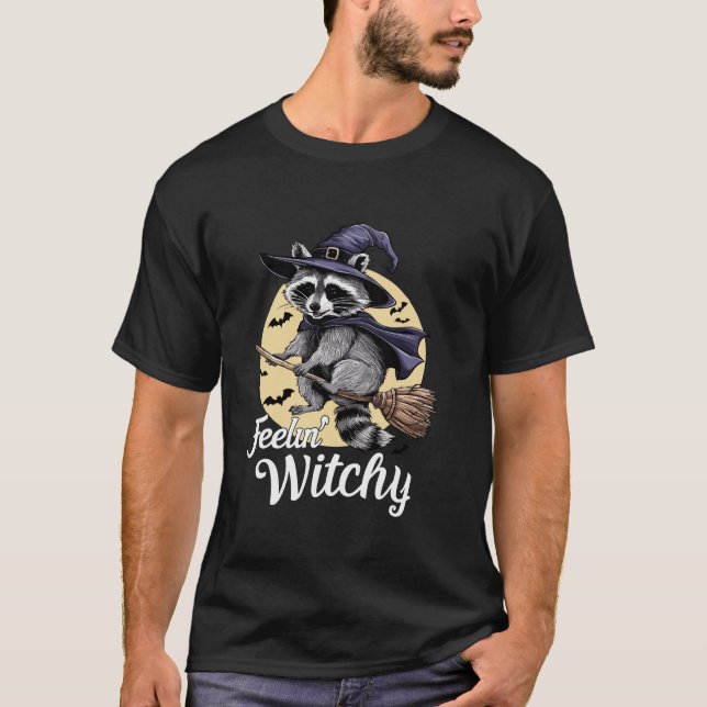 Camiseta Feelin Witchy Cute Raccoon Halloween Spooky (Frente)
