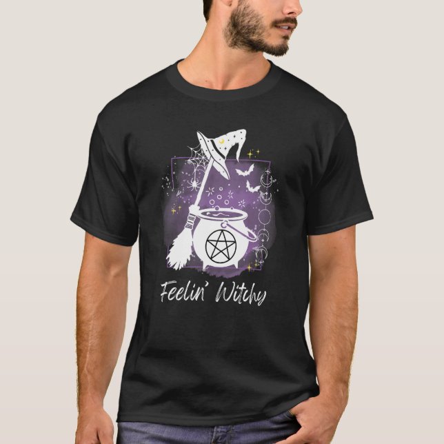 Camiseta Feelin witchy graphic witchcraft cauldron broom sp (Frente)