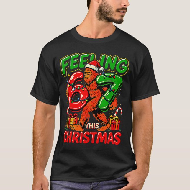 Camiseta Feeling 67 This Christmas Funny Bigfoot  (Frente)