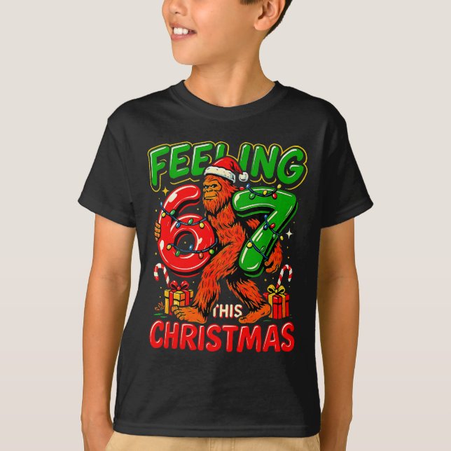 Camiseta Feeling 67 This Christmas Funny Bigfoot  (Frente)