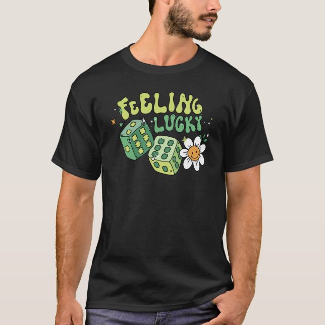 Camiseta Feeling Lucky Dice Retro Groovy St Patrick's Day W (Frente)