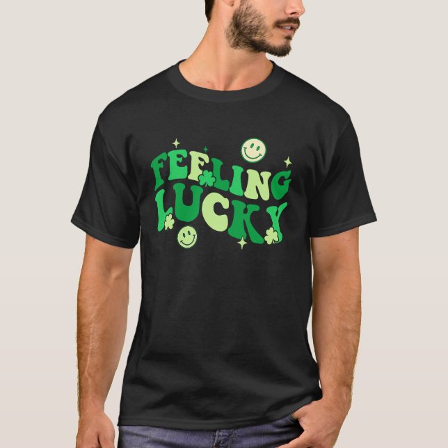 Camiseta Feeling Lucky Shamrock Groovy St Patrick's Day Ire (Frente)