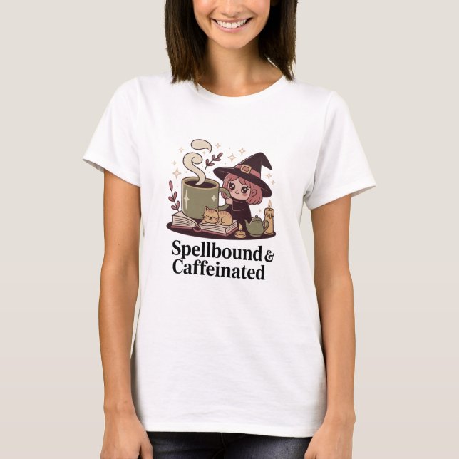 Camiseta Feiticeira Ortográfica e Caffeinada Cozy Witch (Frente)