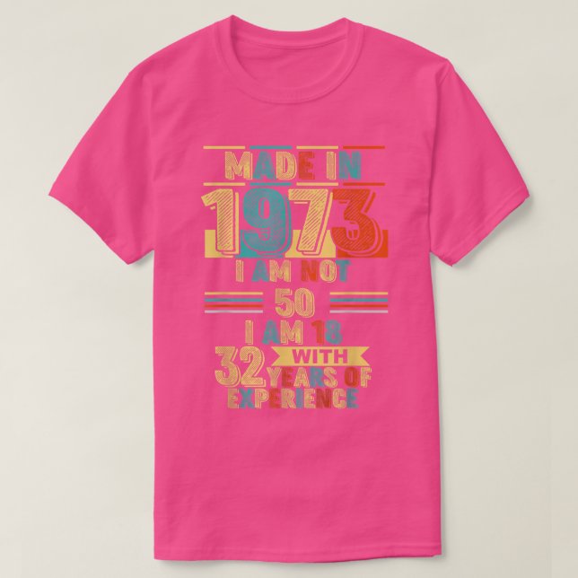 Camiseta Feito em 1973, não tenho 50 anos, tenho 18 anos e  (Frente do Design)