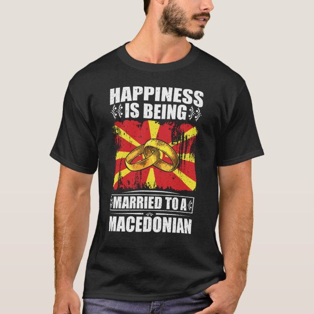 Camiseta Felicidade É Casada Com Um Macedônio (Frente)