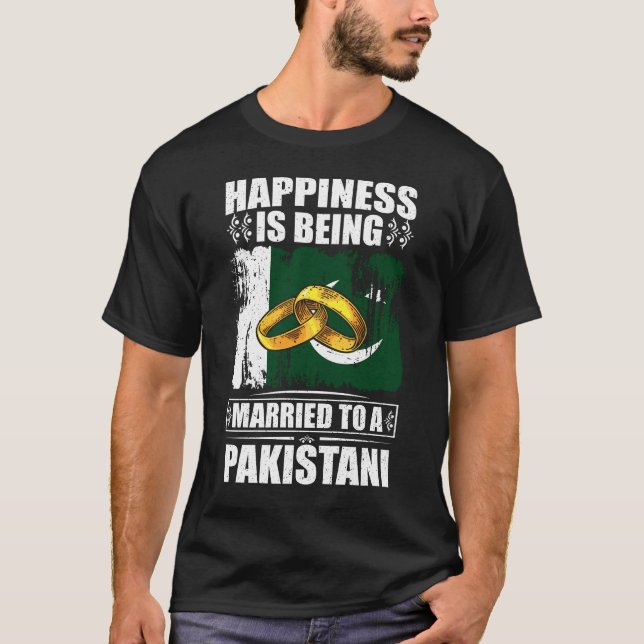 Camiseta Felicidade É Casada Com Um Paquistanês (Frente)