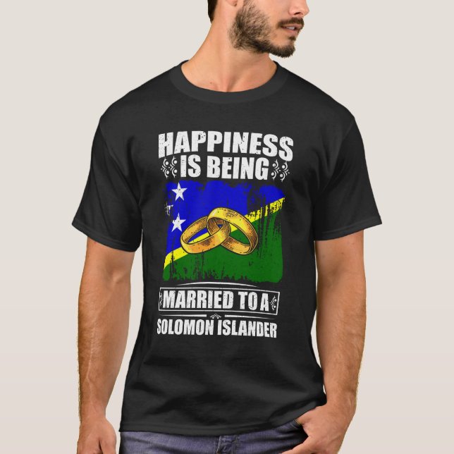 Camiseta Felicidade É Casada Com Um Solomon Islander (Frente)