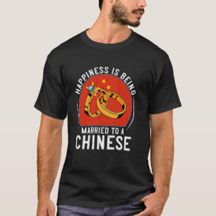 Camiseta Felicidade É Ser Casado Com Um Casamento Chinês