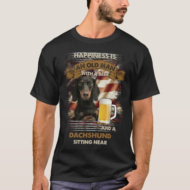 Camiseta Felicidade É Um Velho Com Cerveja E Um Dachshun (Frente)