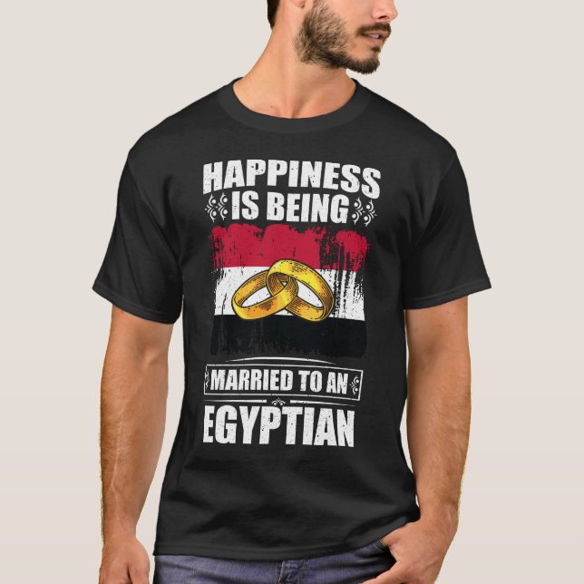 Camiseta Felicidade Está Sendo Casada Com Um Egípcio (Frente)