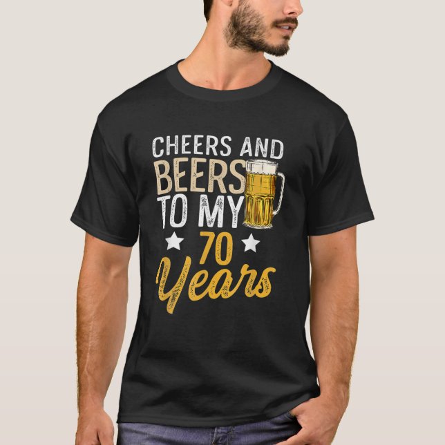 Camiseta Felicidades E Cervejas Engraçadas Aos Meus 70 Anos (Frente)