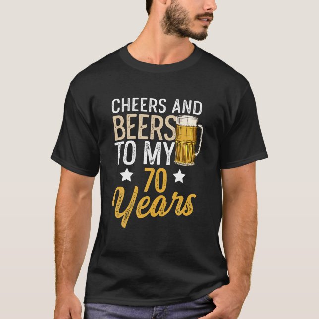 Camiseta Felicidades E Cervejas Engraçadas Aos Meus 70 Anos (Frente)