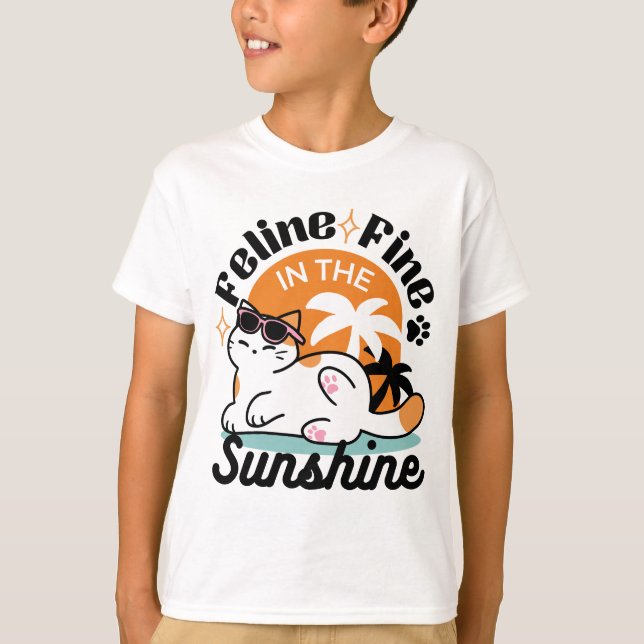 Camiseta Feline Fine no Sol - Gato Tropical Relaxado (Frente)