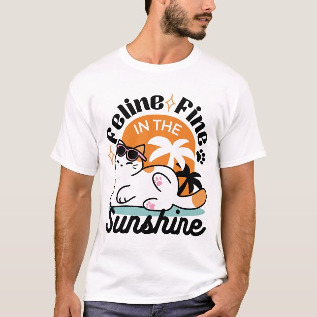 Camiseta Feline Fine no Sol - Gato Tropical Relaxado (Frente)