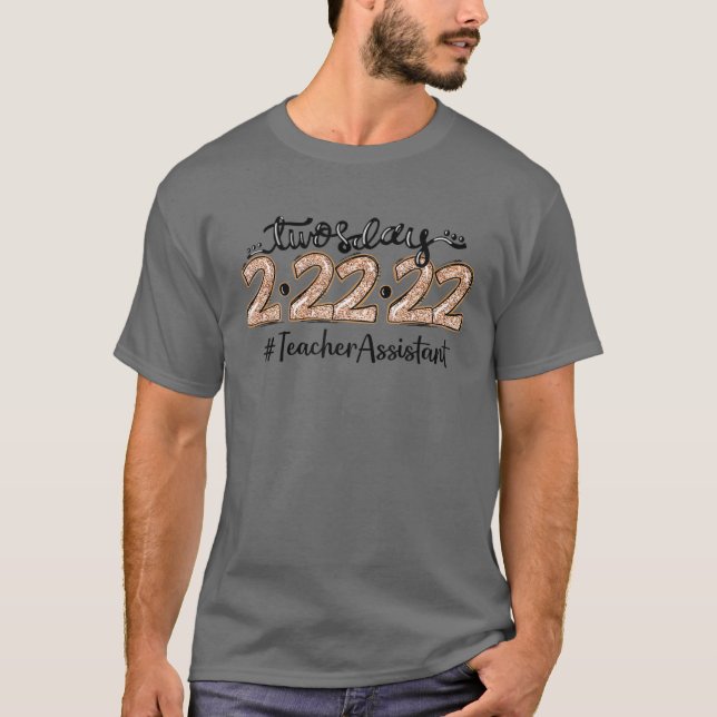 Camiseta Feliz 2/22/22 Terça-feira, 22 - Assistente de Prof (Frente)