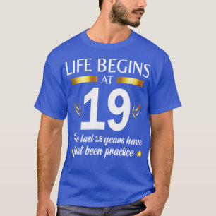 Camiseta Feliz Aniversário Para Mim, A Vida Começa Aos 19..