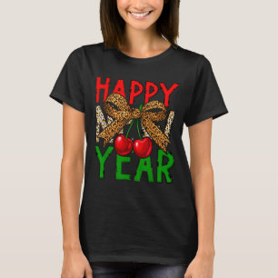Camiseta Feliz Ano Novo 2026 Cerejas & Leopardo Coquete