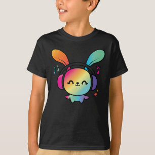 Camiseta Feliz Bunny com fones de ouvido ouvindo música.