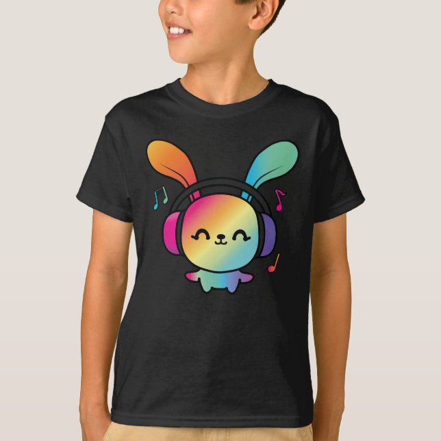 Camiseta Feliz Bunny com fones de ouvido ouvindo música. (Frente)