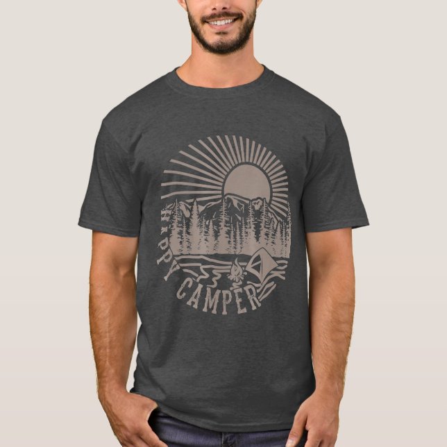 Camiseta Feliz Camper com Árvores Montanha e Sol (Frente)