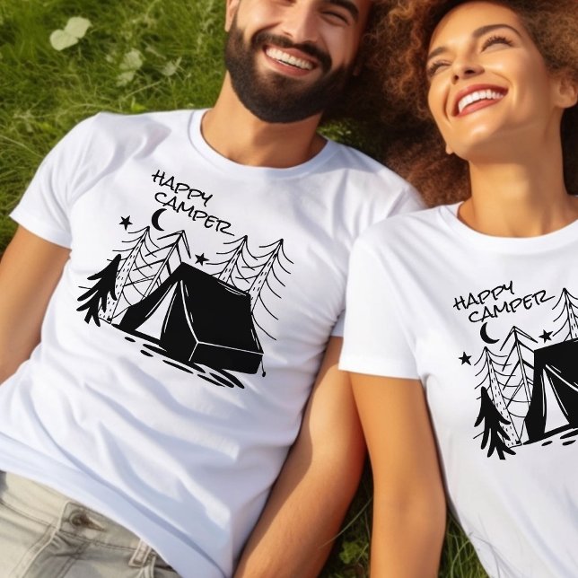 Camiseta Feliz Camper Doodle Art Camping Tent na floresta (Camping T-shirt with Happy Camper and black camping scene with sketched tent in the woods)