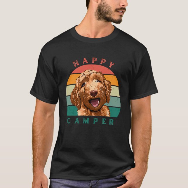 Camiseta Feliz Camper Sunset Goldendoodle Fluffy Dog Graph (Frente)