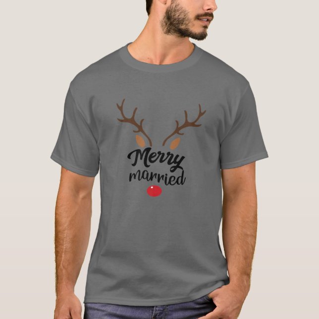 Camiseta Feliz Casou Nosso Primeiro Natal Como Sr. (Frente)