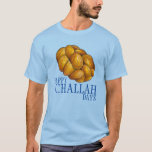 Camiseta Feliz Challah Days Hanukkah Chanukah Holiday<br><div class="desc">Apresenta uma ilustração original de um pão de chalá trançado, com HAPPY CHALLAH DAYS em uma fonte divertida. Perfeito para Hanukkah! Esta ilustração de feriado também está disponível em outros produtos. Não vê o que está procurando? Precisa de ajuda para a personalização? Entre em contato com Rebecca para ter algo...</div>