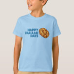 Camiseta Feliz Challah Dias Feriados Hanukkah Chanukah<br><div class="desc">Design apresenta uma ilustração original de um pão de chalá trançado, com HAPPY CHALLAH DAYS em uma fonte divertida. Ideal para celebrar Hanukkah e as férias judaicas. Este design também está disponível em outros produtos. Muitas comidas adicionais de ilustrações temáticas também estão disponíveis neste compro. Não vê o que está...</div>