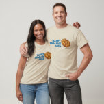 Camiseta Feliz Challah Dias Feriados Hanukkah Chanukah<br><div class="desc">Design apresenta uma ilustração original de um pão de chalá trançado, com HAPPY CHALLAH DAYS em uma fonte divertida. Ideal para celebrar Hanukkah e as férias judaicas. Este design também está disponível em outros produtos. Muitas comidas adicionais de ilustrações temáticas também estão disponíveis neste compro. Não vê o que está...</div>