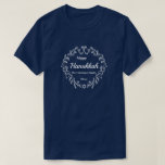 Camiseta Feliz Chanucá, coroa branca, nome e ano<br><div class="desc">Adicione o seu nome de família e o ano a esta camiseta Feliz Hanukkah. Estes adesivos Feliz Chanukkah apresentam um quadro festivo branco e letras brancas em um fundo azul.</div>