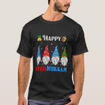 Camiseta Feliz Chrismukkah Gnomos Hanukkah<br><div class="desc">Engraçado Design dos Gnomos Hanukkah,  com adorável Gnomie de três jardins,  luzes de Natal,  menorah de carregando e sonho em uma decoração de noites de férias judaicas festivas,  Excelente Hanukkah Chanukah Holiday Gift.</div>