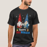 Camiseta Feliz Chrismukkah Gnomos Hanukkah<br><div class="desc">Engraçado Design dos Gnomos Hanukkah,  com adorável Gnomie de três jardins,  luzes de Natal,  menorah de carregando e sonho em uma decoração de noites de férias judaicas festivas,  Excelente Hanukkah Chanukah Holiday Gift.</div>