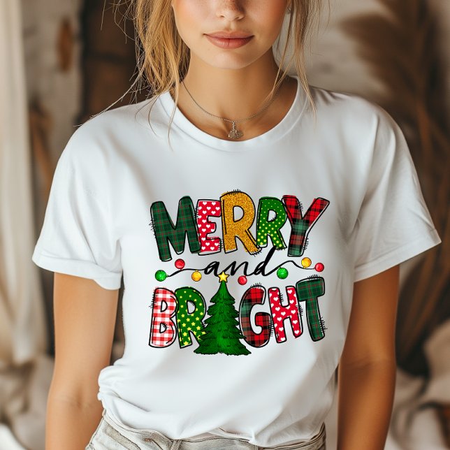 Camiseta Feliz de Natal e Férias Brilhantes (Brighten your festivities with this cheerful Christmas t-shirt, spreading joy wherever you go!)