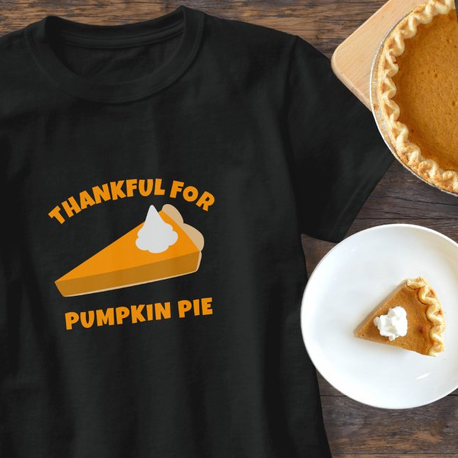 Camiseta Feliz Dia de Ação de Graças pelo Pumpkin Pie (Fun thanksgiving t-shirt to wear. I'm very thankful for pumpkin pie (I love it!). Do you?)