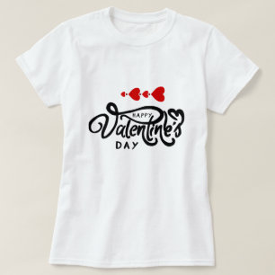 Camiseta Feliz Dia dos Namorados caligrafia Corações Vermel