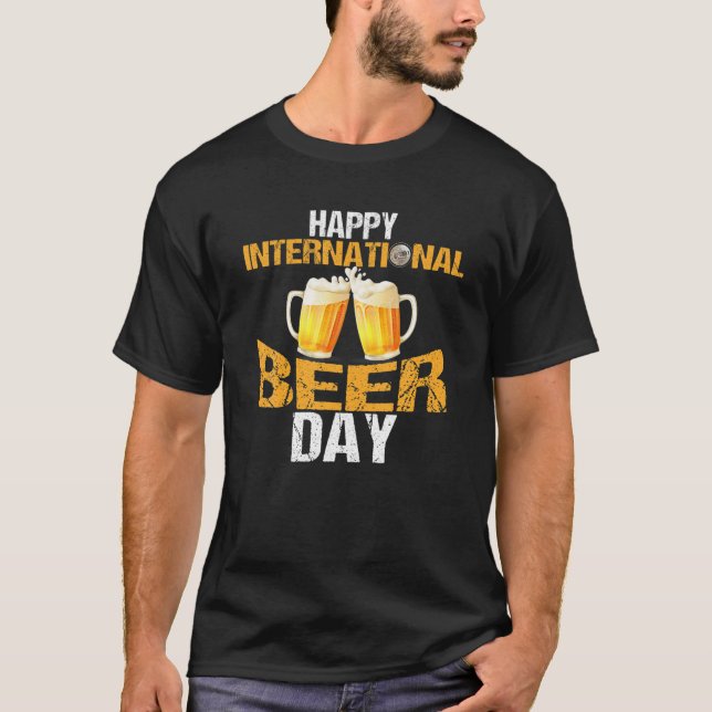 Camiseta Feliz Dia Internacional da Cerveja - Bebendo Engra (Frente)